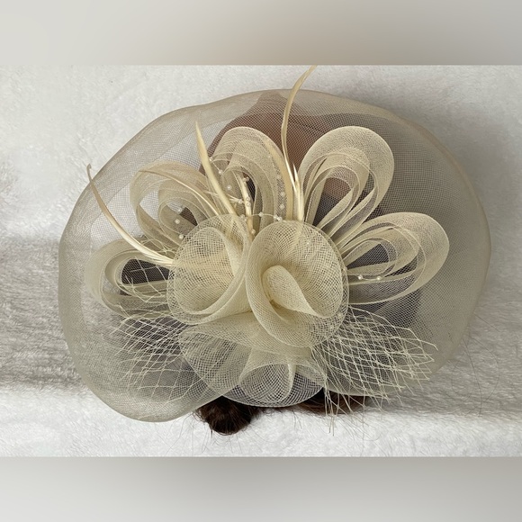 Amazing cream, color, vintage wedding fascinator hair clip feathers pearls - Picture 8 of 9
